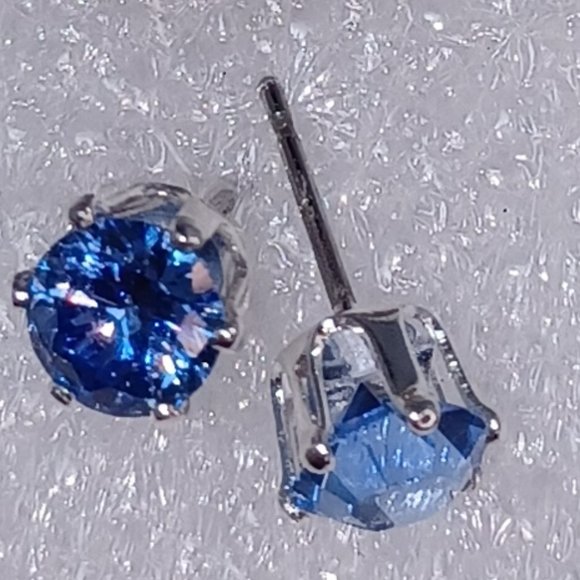 SWAROVSKI ELEMENTS (Light Blue rn-sil 5mm) Stud Earrings In Black Velvet Pouch - Picture 3 of 4